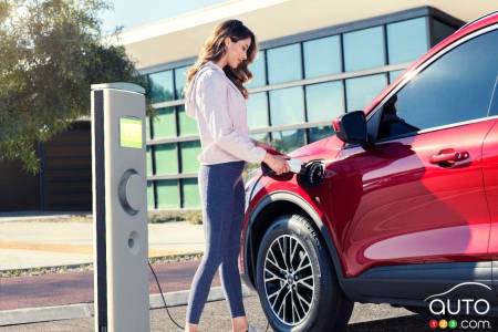 Ford Escape PHEV, charging
